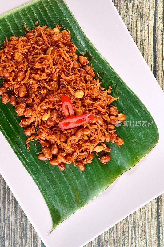 Teri kacang或炸凤尾鱼和花生芭蕉叶。印尼传统食物